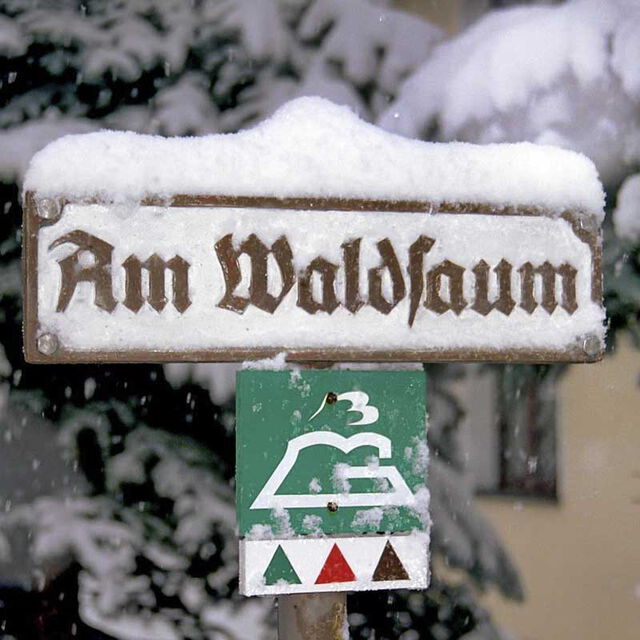 Winterimpressionen in Gohrisch - Hinweisschild Am Waldsaum